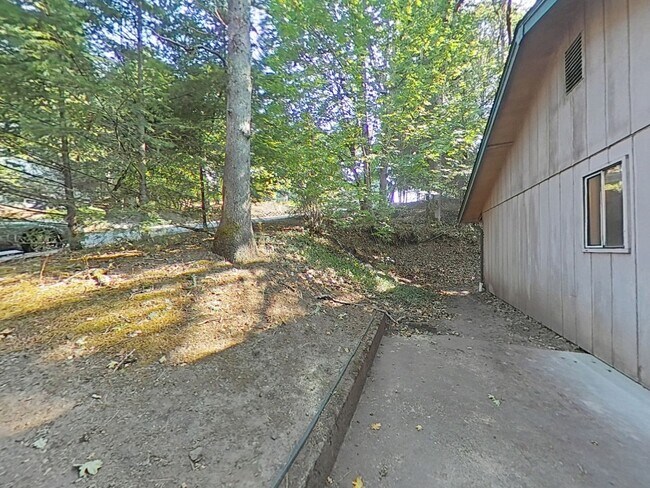 Building Photo - Cozy 3 Bedroom Home Surrounded by Trees - ...