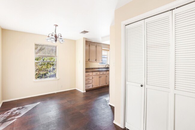 Building Photo - Hill Country Retreat