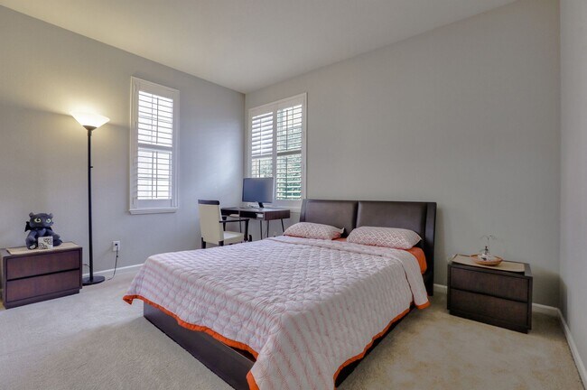 Building Photo - UPGRADED HOME WITH POPULAR FLOOR PLAN ELEG...