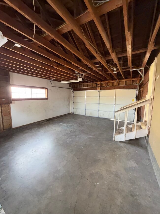 Building Photo - 1039 SW Cascade Ave