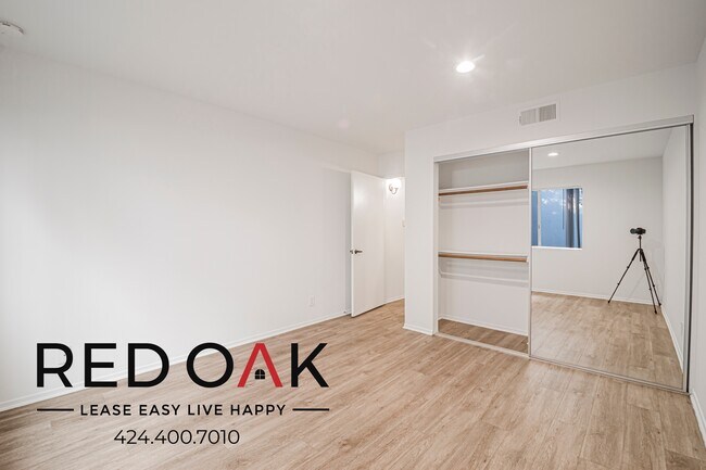 Building Photo - 13444 Moorpark St