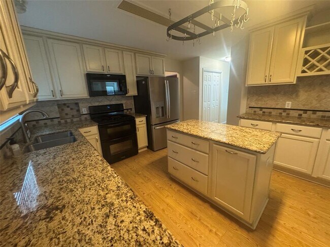 Building Photo - 3816 Eagles Nest St