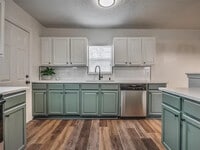 Building Photo - 907 Dakota St
