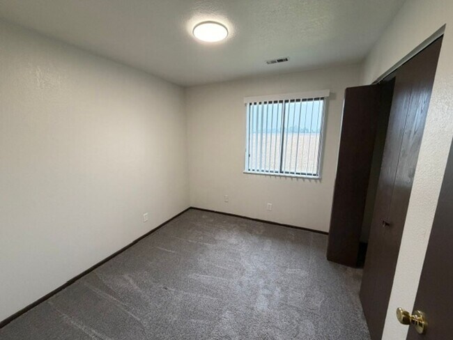 Building Photo - MOVE-IN Ready - 2 bedroom, One Bath - Top Floor with Private balcony and Central A/C!