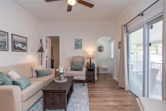 Building Photo - 327 25th St S