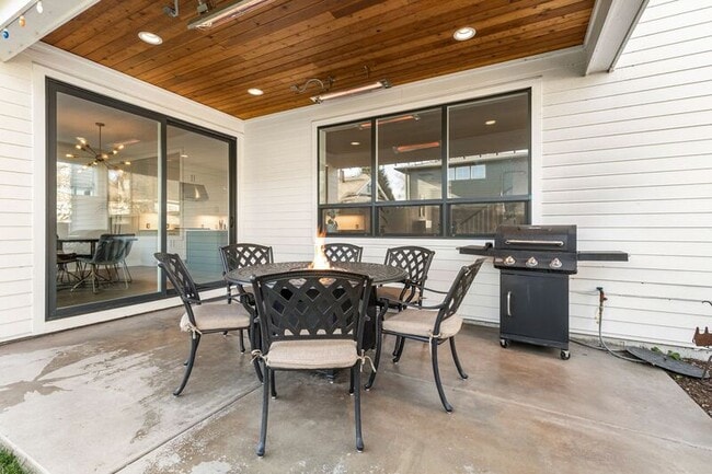 Building Photo - 4090 NE 6th Ave