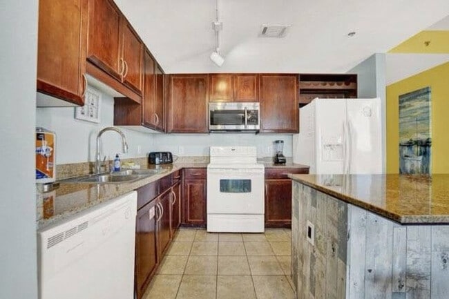 Building Photo - 9800 S Thomas Dr