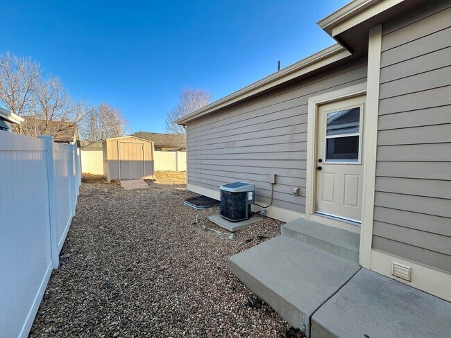 Building Photo - 5807 Zinfandel St