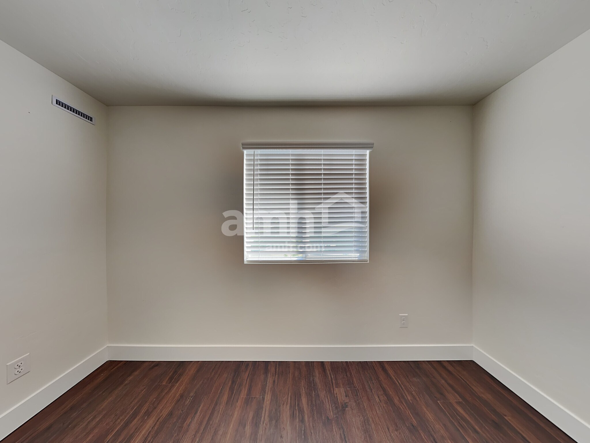 Building Photo - 1304 N Barkvine Ave