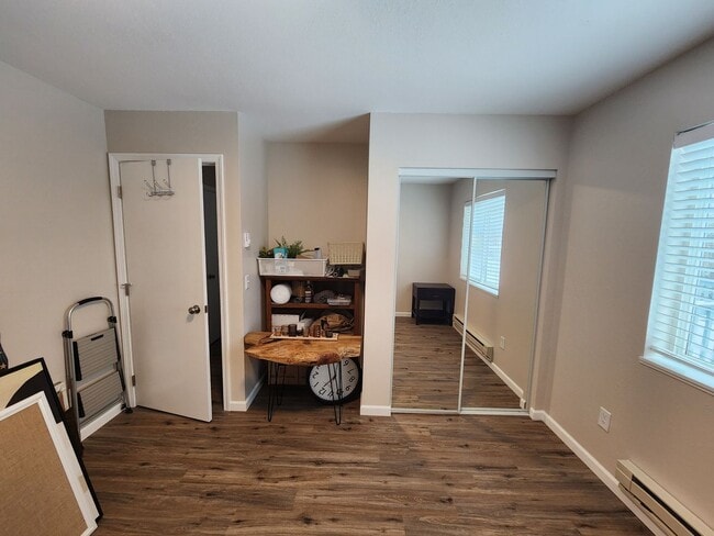 Building Photo - Immaculate 3 bedroom 2 bath split level ho...