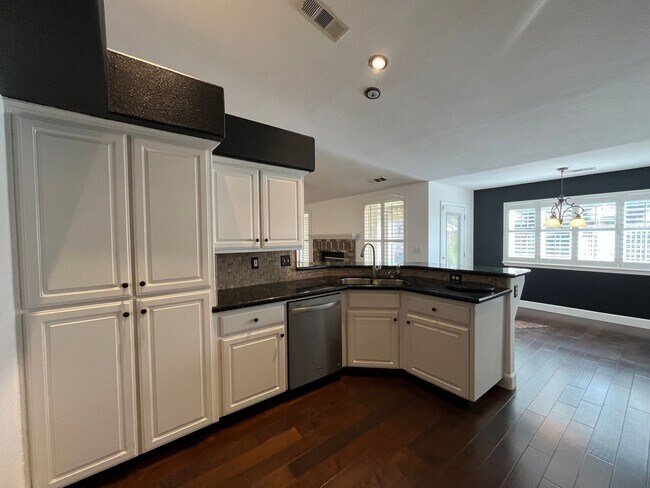 Building Photo - Beautiful Southside Visalia Home! Coming Soon!