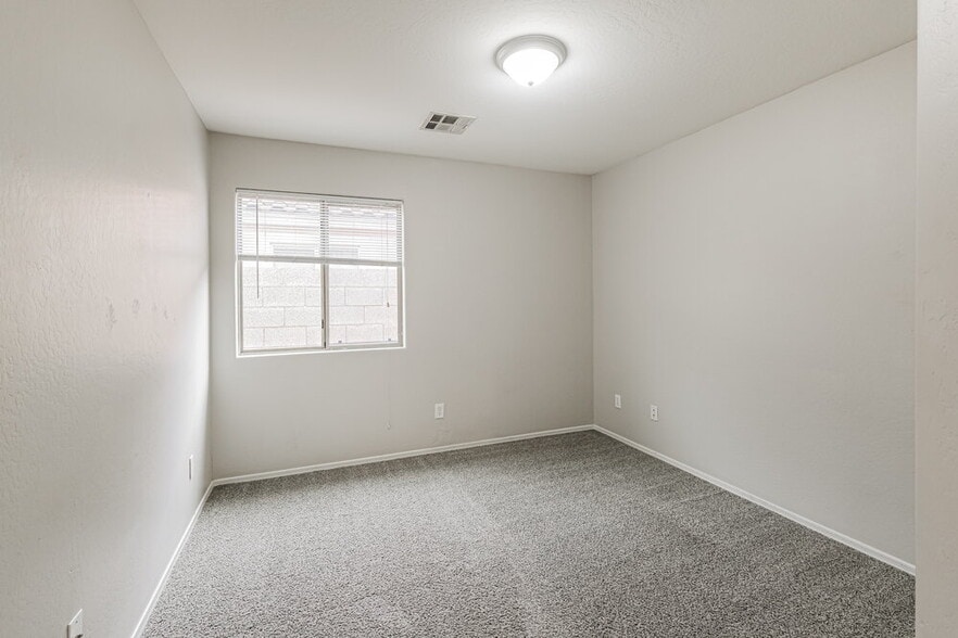 Building Photo - 7814 S 72nd Ln