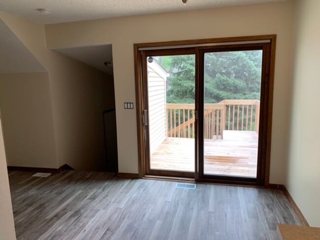 Building Photo - 2 BR, 1.5 BA Clive split level duplex.  Deck and one car attached garage.
