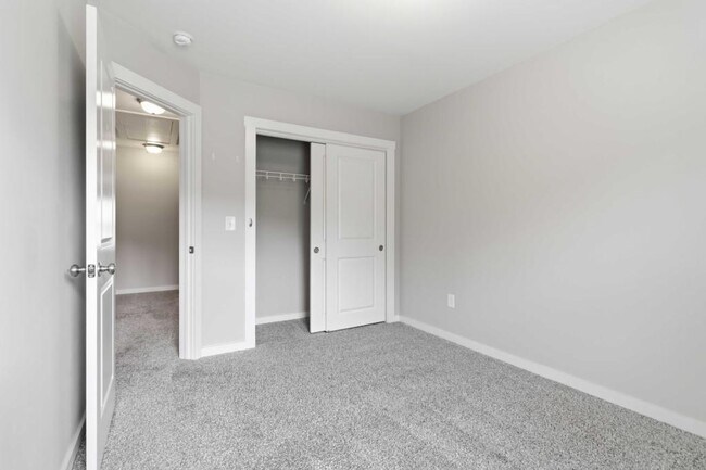Building Photo - 730 Elmbrook Dr