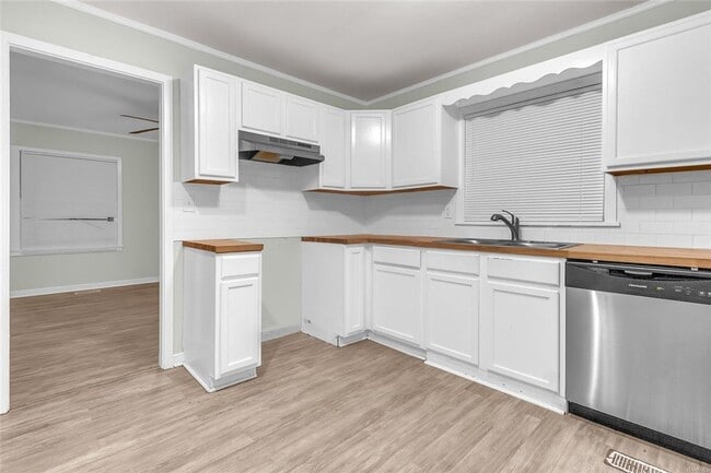 Building Photo - ** 3 Bed 2 Bath home in Forest Hills ** Call 334-366-9198 to schedule a self-showing