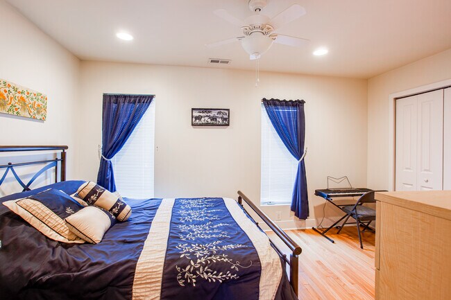 Building Photo - 309 Montrose St