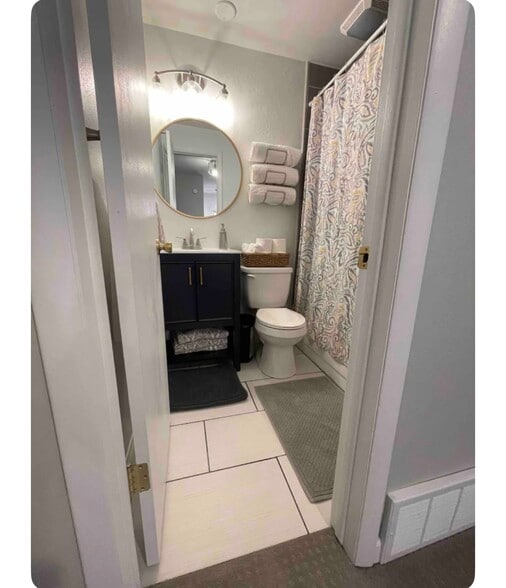 Hall bath - 1792 Robb St