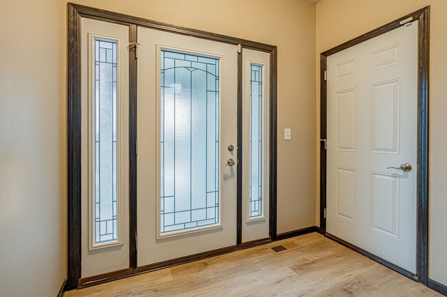 Building Photo - 3717 McKenzie Dr SE