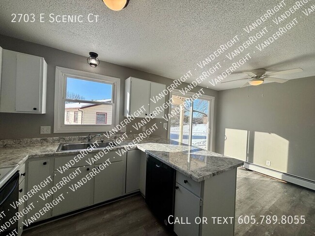 Building Photo - 2703 E Scenic Ct