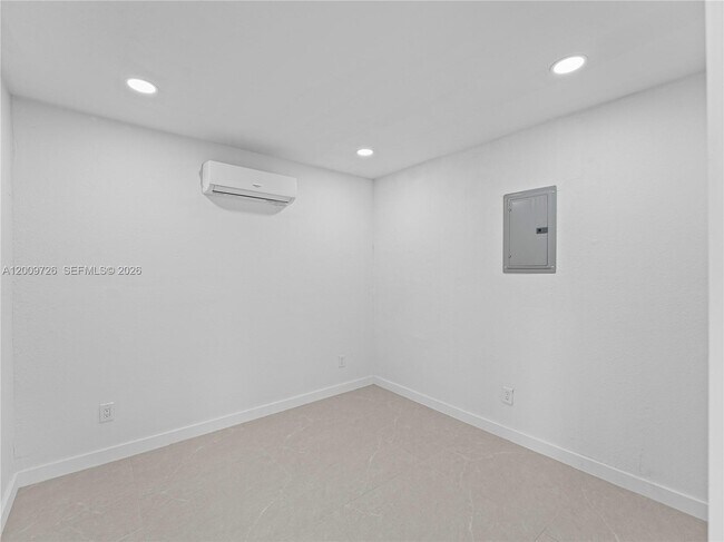 Building Photo - 1370 W 29th St