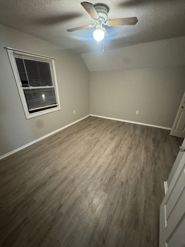 Building Photo - 3 bed 1 bath house for rent - akron