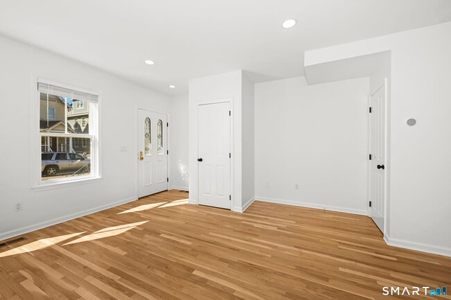 Building Photo - 17 Dolsen Pl