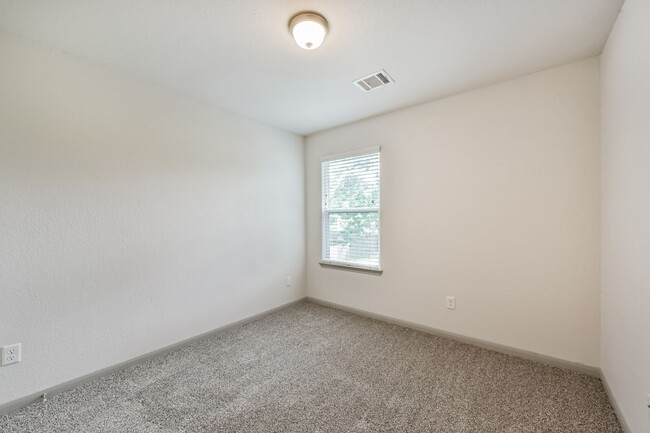 Building Photo - 914 Shady Ln