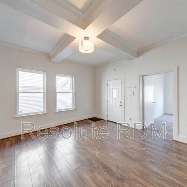 Building Photo - 1154 Villa Ave