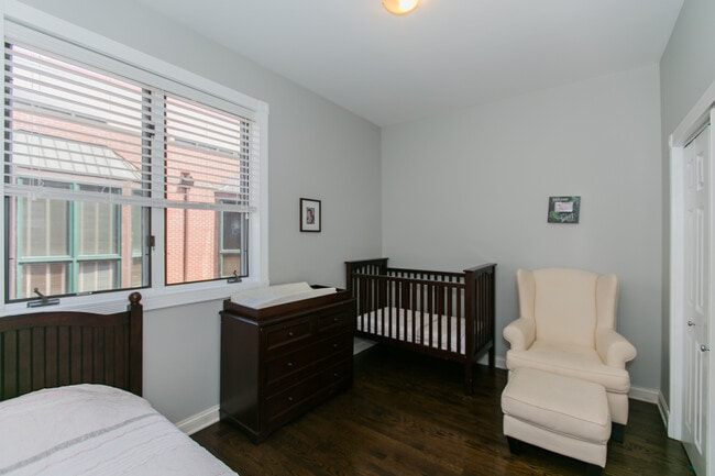 Building Photo - 2005 N Hoyne Ave