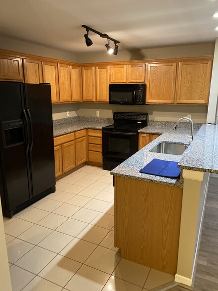Kitchen - 5625 Twin Oaks Dr