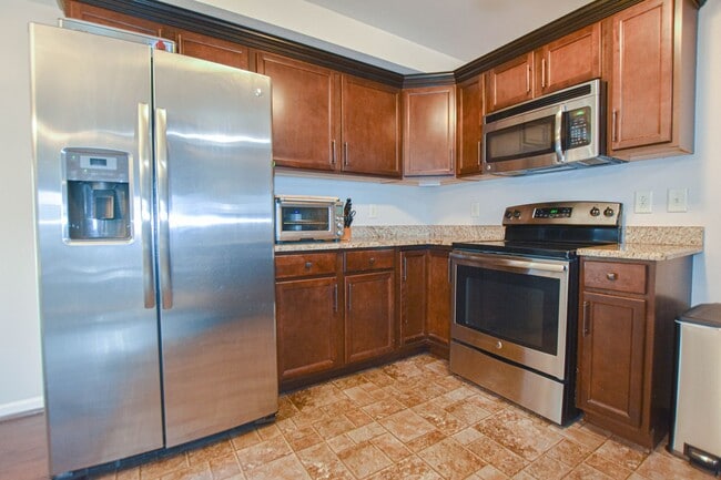 Building Photo - Pet Friendly Three Bedroom with Bonus!