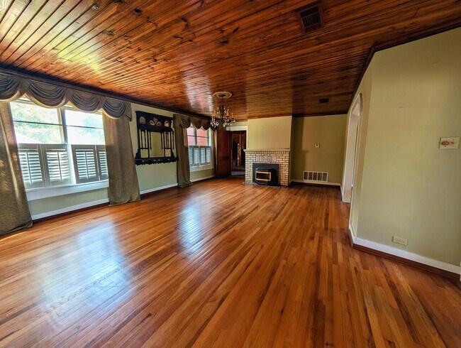 Building Photo - 6400 Gibson Ln