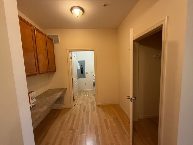 Building Photo - 2-Bedroom Townhome for professionals - The Summit at Shiloh HOA