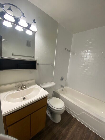 Building Photo - 1720 Azalea Ct