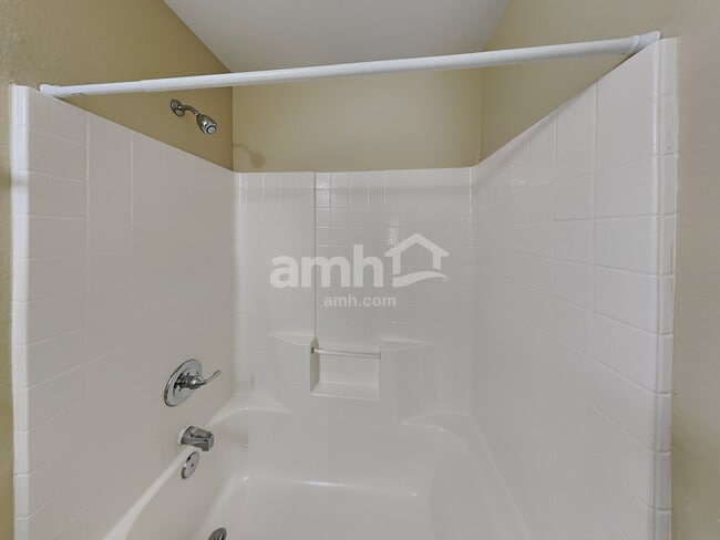 Building Photo - 106 Logan Ln