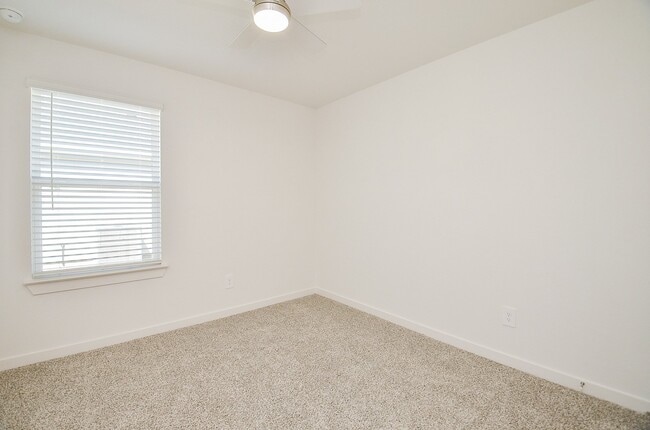 Building Photo - 31134 Royal Acrs Ct