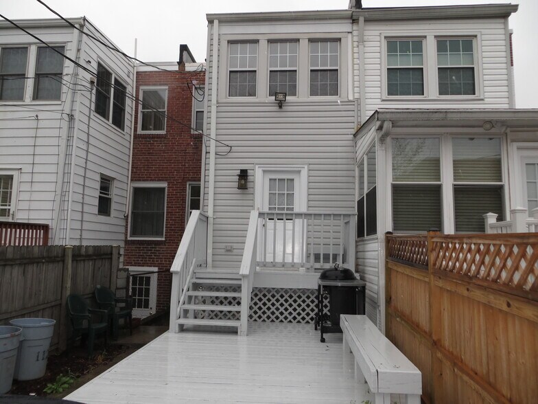 Back Deck adn 2 car Parking - 112 N Peyton St