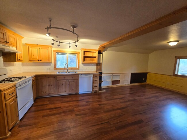 Building Photo - *LEASE PENDING* For Rent: 2 Bed/1 Bath Hom...