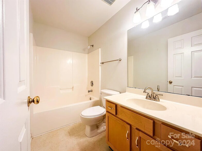 Guest Bathroom - 2856 Summergrove Ct