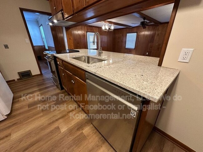 Building Photo - 7839 Robinson St