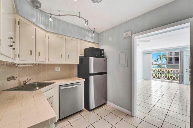Building Photo - 1430 Brickell Bay Dr