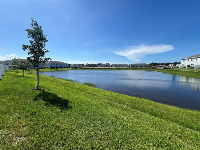 Building Photo - 655 SE Lk Fls St