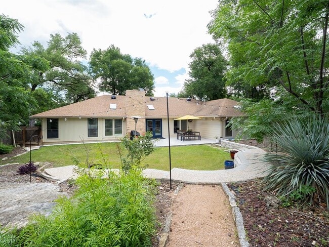 Building Photo - 2110 Wychwood Dr