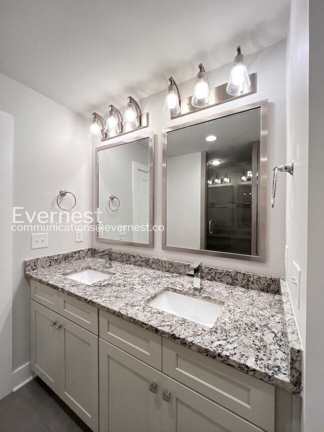 Building Photo - 3-Bed/3-Bath Home/Available Now!