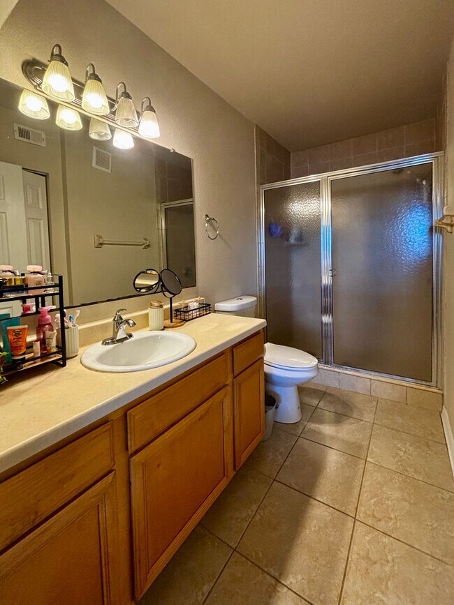 Building Photo - 3/2 unit with beautiful water view becoming available July 1st for an annual lease
