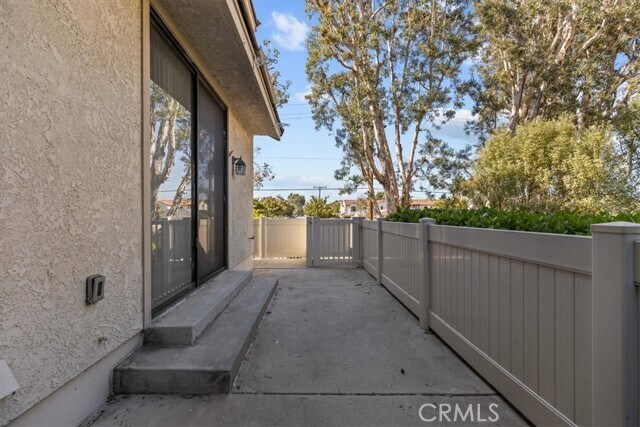 Building Photo - 2621 Plaza del Amo