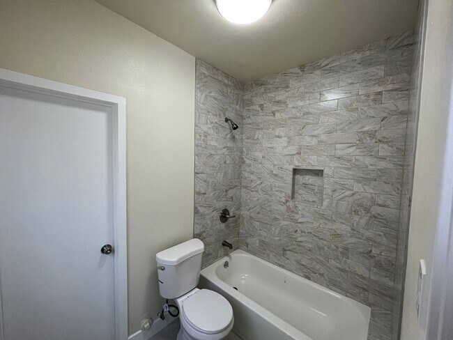 Building Photo - BELLA APARTMENTS: Beautiful 1 Bed - 1 Bath