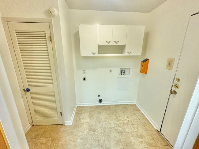 Building Photo - AVAAILABLE NOW !!