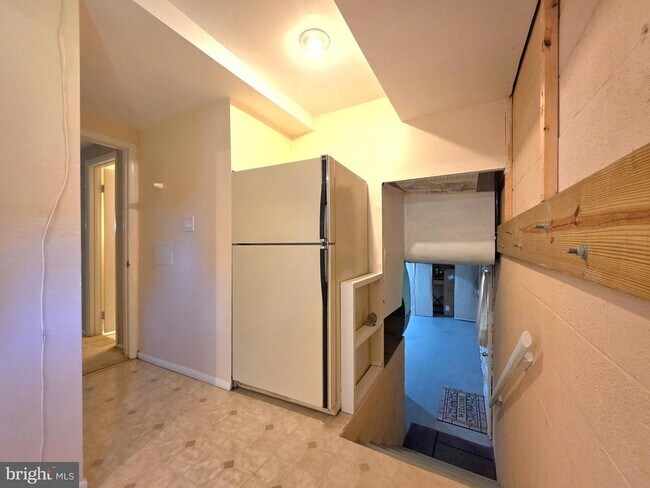 Building Photo - 2215 Collingwood Rd
