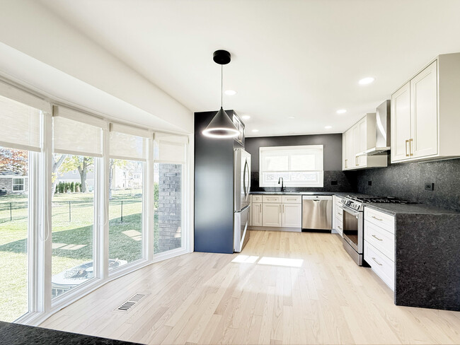 Building Photo - 3103 N Wilshire Ln